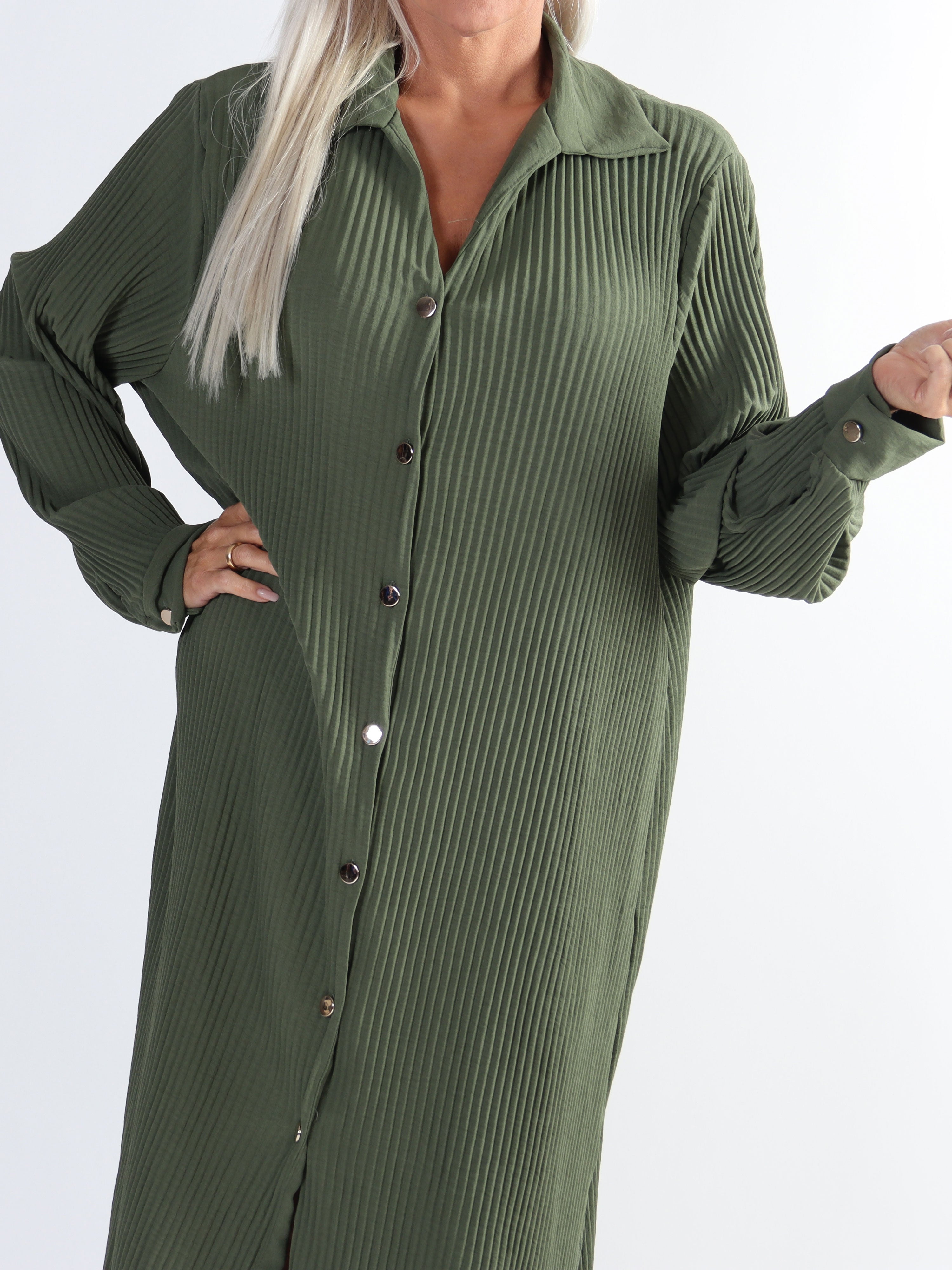 Lenora - Lang plisseret plus size kjole med knapper